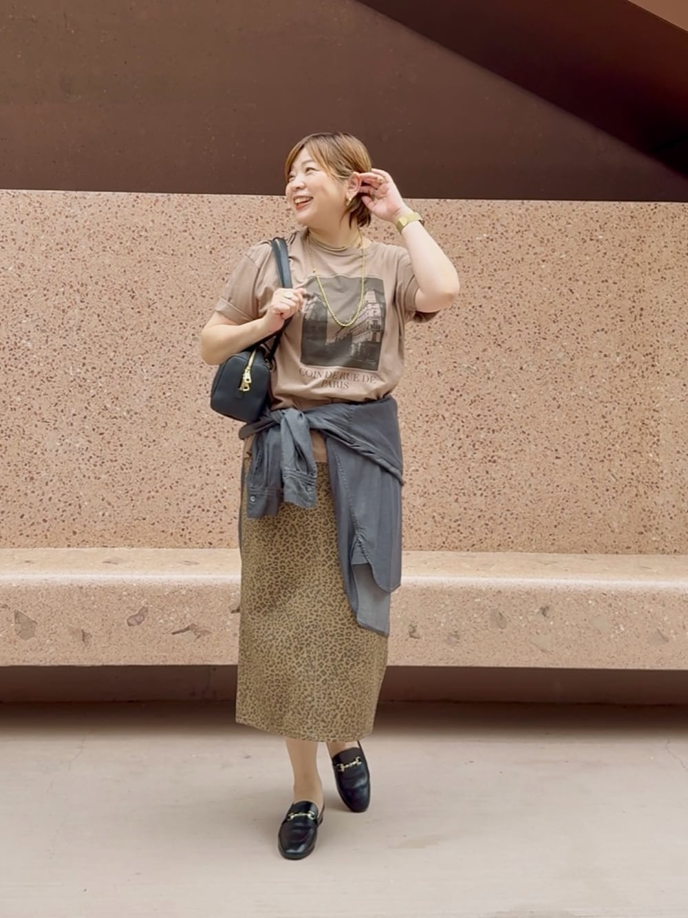 ブラウン系のTシャツ/カットソー、ブラック系のシャツ/ブラウス、ブラウン系のスカートを着用したレディースの夏コーディネートの1枚目の写真