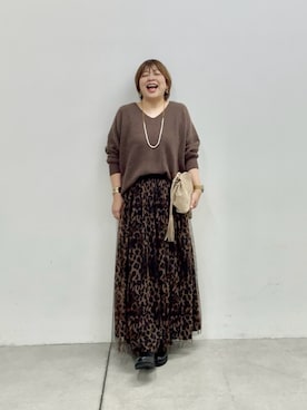 「RIVE DROITE（リヴドロワ）のヘアリーウール片畦Vネックニット(秋服/冬服)（ニット/セーター、ブラウン系）」を使った、yosshiiiiiiさん（レディース・165cm）の秋コーディネート