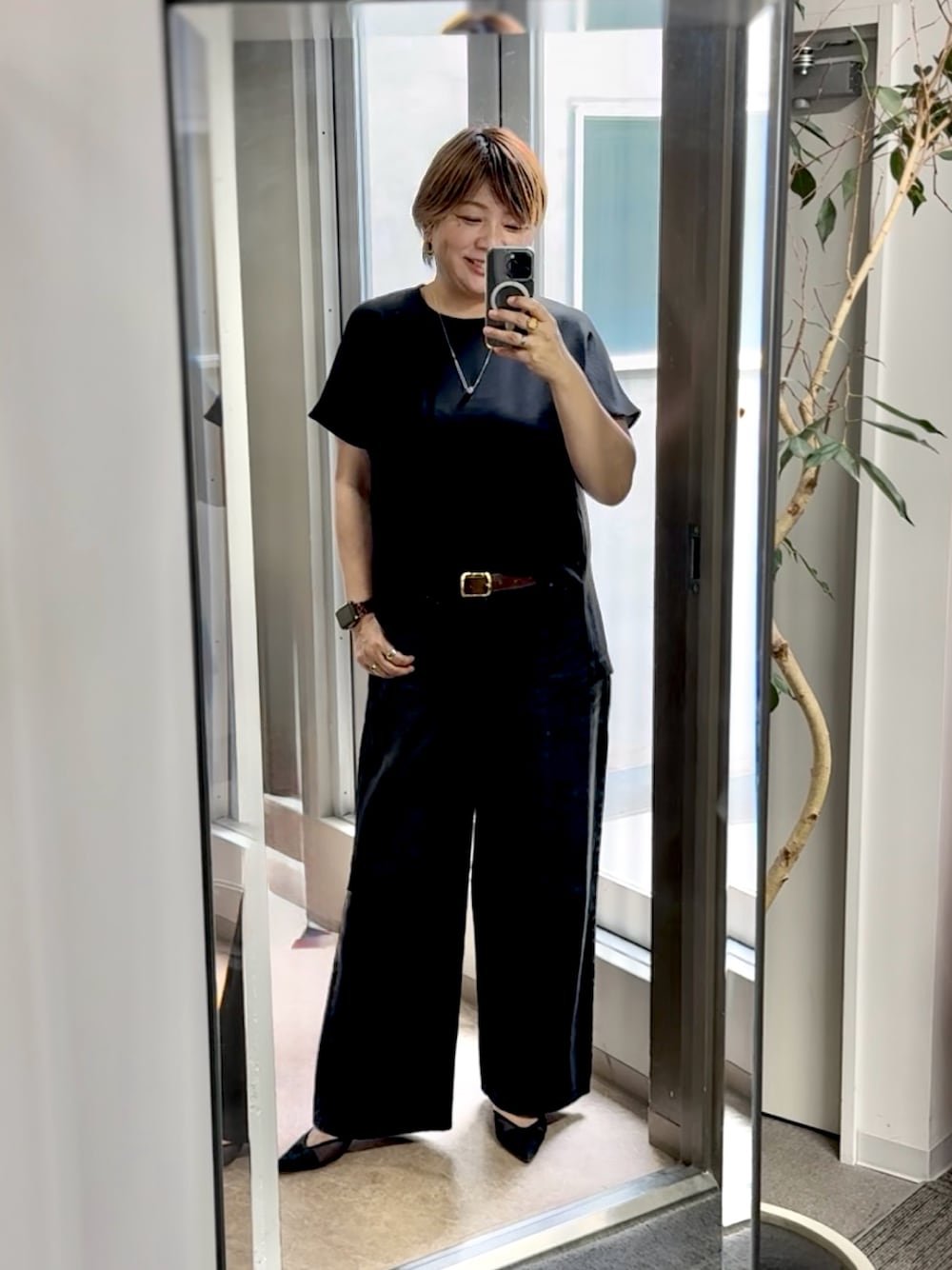 「デニム、今日のコーデ、夏コーデ、秋服準備はじめました、高身長女子、骨格ストレート、40代ファッション、40代女性、40代コーデ、ブラウス×デニム、ブラウス」｜「RIVE DROITEのテレコ切替ジョーゼットブラウス（シャツ/ブラウス、ブラック系）」を使った、yosshiiiiiiさん（レディース・165cm）の夏コーディネートの1枚目の写真