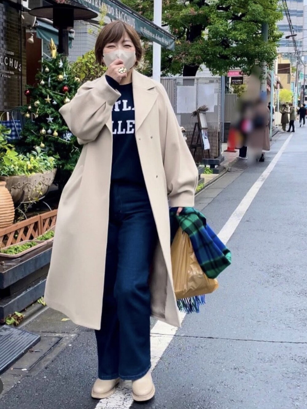 「オトナ女子、服とコスメでなりたい自分に、シンプルコーデ、今日のコーデ、冬コーデ、冬のコーデ、ロゴスウェット、ベージュコート、カジュアル、ニット」｜「RIVE DROITEのカジュアルスタイルに取り入れたい/レタードクルーネックニット（ニット/セーター、ブルー系）」を使った、yosshiiiiiiさん（骨格ストレート・レディース・165cm）の冬コーディネートの1枚目の写真