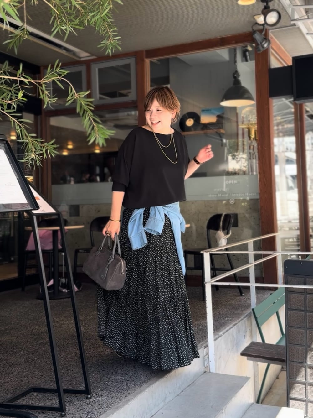 「シアートップス、夏服コーデ、ゆるコーデ、涼しいコーデ、シンプルスタイル、夏服、シャツ/ブラウス、夏コーデ、秋服準備はじめました、40代ファッション、40代女性、40代コーデ、骨格ストレート」｜「RIVE DROITEのリブ付きジョーゼットドルマンブラウス（シャツ/ブラウス、ブラック系）」を使った、yosshiiiiiiさん（レディース・165cm）の夏コーディネートの1枚目の写真