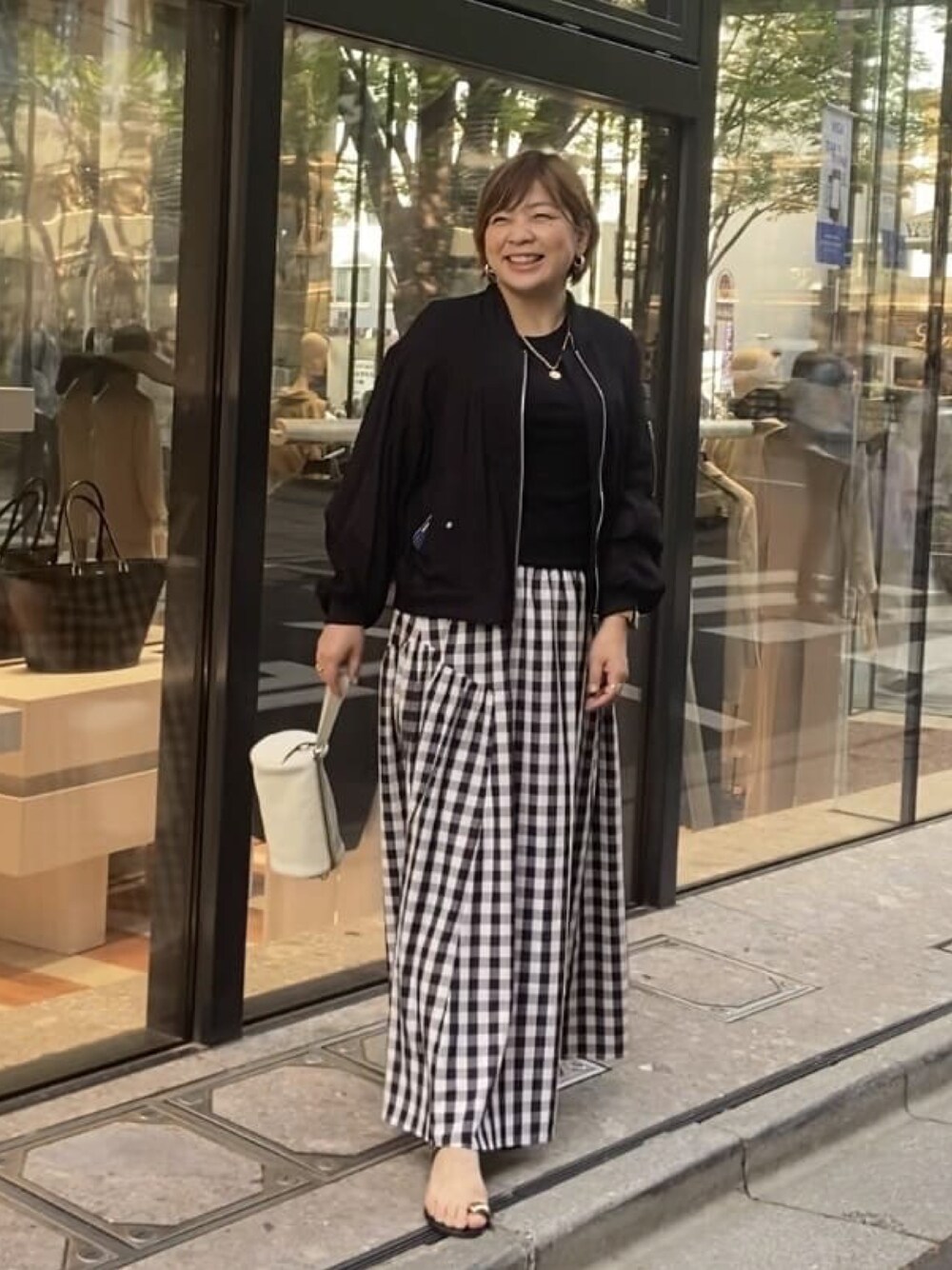 「いまどきジャケット写真、休日スタイル、楽チンコーデ、大人かわいい、チェックスカート、フレアスカート、シアー、ブルゾン、ブルゾンコーデ」｜「RIVE DROITEの軽やかな着心地が人気/シアーブルゾン（ミリタリージャケット、ブラック系）」を使った、yosshiiiiiiさん（骨格ストレート・レディース・165cm）の春コーディネートの1枚目の写真