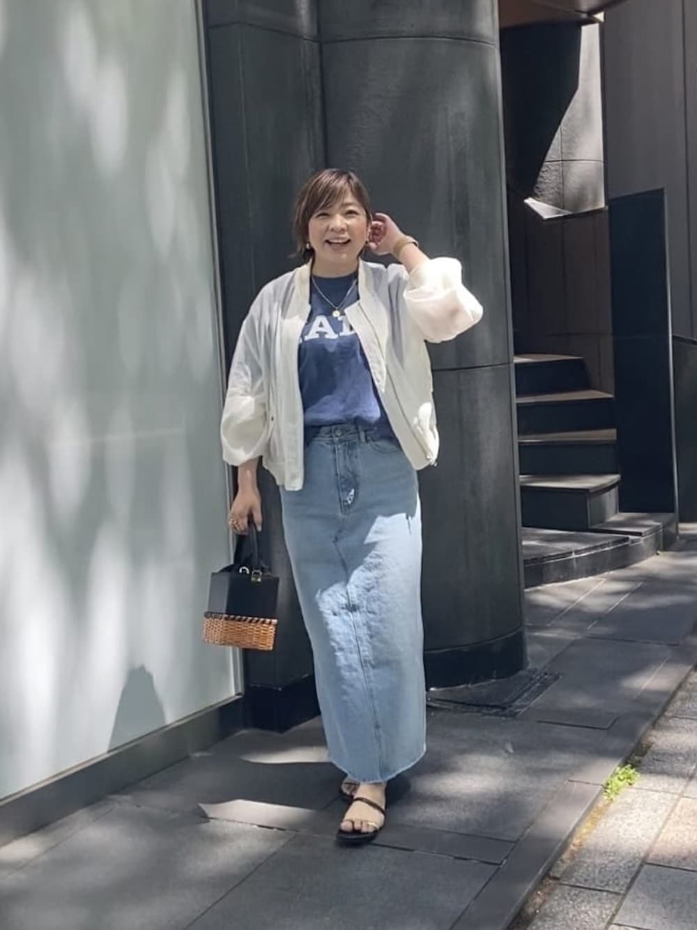 「お出かけコーデ、シンプル、ラクチンコーデ、大人かわいい、シアートップス、モノトーン、オトナカジュアル、大人女子、ロングスカート、ゆるコーデ」｜「RIVE DROITEの予約【GOOD ROCK SPEED】YALEロゴTシャツ（Tシャツ/カットソー、ブルー系）」を使った、yosshiiiiiiさん（骨格ストレート・レディース・165cm）の春コーディネートの1枚目の写真