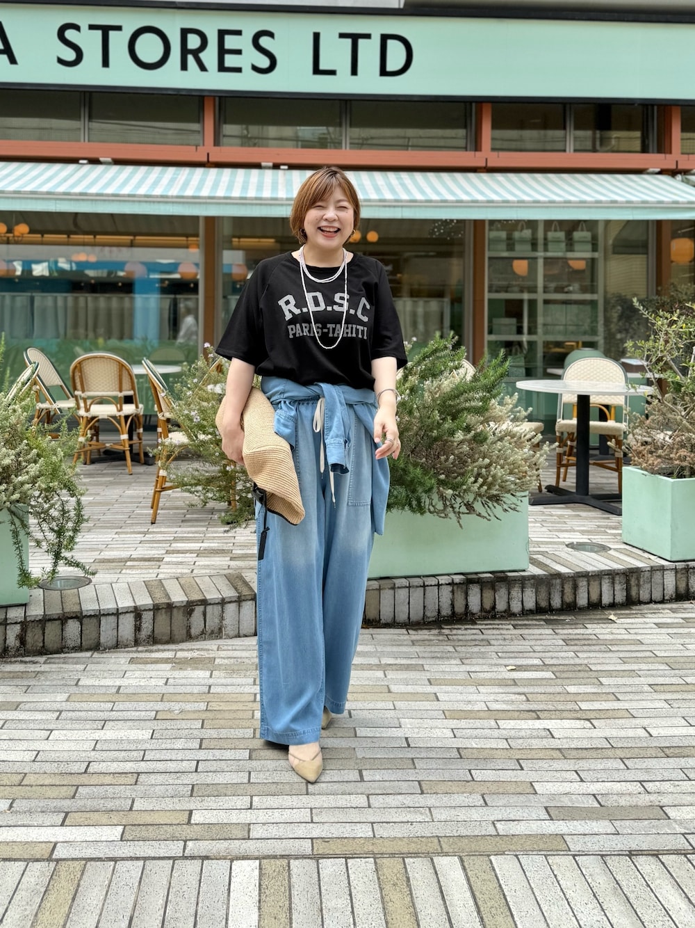 「セットアップ、大人カジュアルコーデ、大人カジュアル、オトナカジュアル、Tシャツ×デニム、Tシャツコーデ、Tシャツ、ドロストパンツ、ドロスト、デニムパンツ、骨格ストレート、40代ファッション、40代女性、40代コーデ、夏だ！Tシャツ着よう！」｜「RIVE DROITEの【Yossshiiii企画/即完売につき再販売/新色追加】R.D.S.CロゴTe（Tシャツ/カットソー、ブラック系）」を使った、yosshiiiiiiさん（骨格ストレート・レディース・165cm）の春コーディネートの1枚目の写真