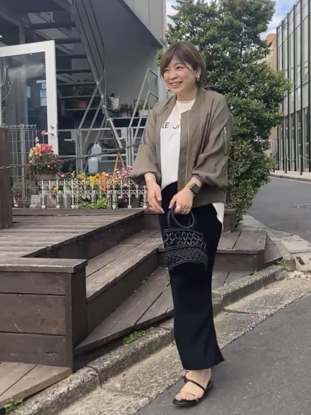 「いまどきジャケット写真、春、今日のコーデ、シンプル、大人コーデ、シンプルコーデ、パンツコーデ、お洒落さんとつながりたい、夏コーデ、おでかけコーデ、大人カジュアル、大人かわいい、フェミニン、ブラック」｜「RIVE DROITEの軽やかな着心地が人気/シアーブルゾン（ミリタリージャケット、グリーン系）」を使った、yosshiiiiiiさん（骨格ストレート・レディース・165cm）の春コーディネートの1枚目の写真