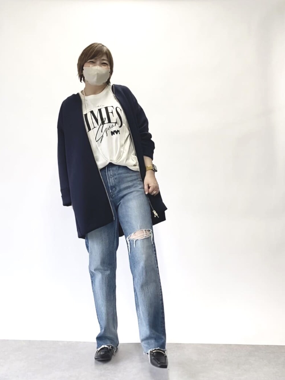 「オトナ女子、春カラー、カジュアルコーデ、シンプルスタイル、春コーデ、パンツコーデ、ゆるコーデ、お洒落さんとつながりたい、Tシャツ、Tシャツ×デニム、ローファー、春アウター」｜「RIVE DROITEの人気のダンボール素材にミドル丈が登場/ダンボールノーカラーコート（ノーカラーコート、ブルー系）」を使った、yosshiiiiiiさん（骨格ストレート・レディース・165cm）の春コーディネートの1枚目の写真
