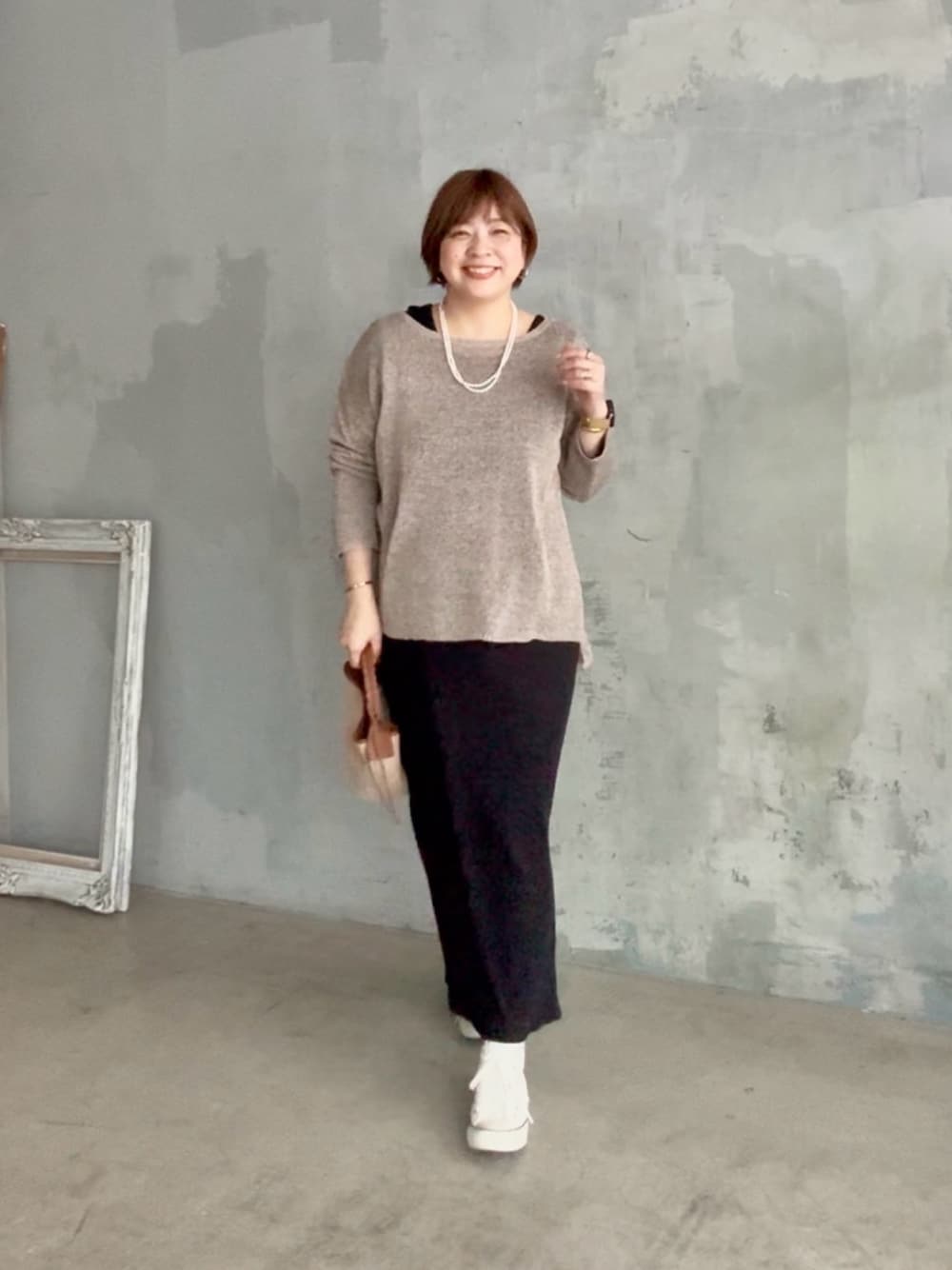 「お出かけスタイル、リラックススタイル、大人かわいい、ブラック、骨格ストレート、イエベ秋、40代ファッション、40代、40代女性、40代コーデ、ワンピース、ワンピーススタイル、着痩せ・細見え、着痩せコーデ、着痩せワンピース」｜「RIVE DROITEの【さらっと着やすい】メランジルーズニット（ニット/セーター、ブラウン系）」を使った、yosshiiiiiiさん（骨格ストレート・レディース・165cm）の春コーディネートの1枚目の写真