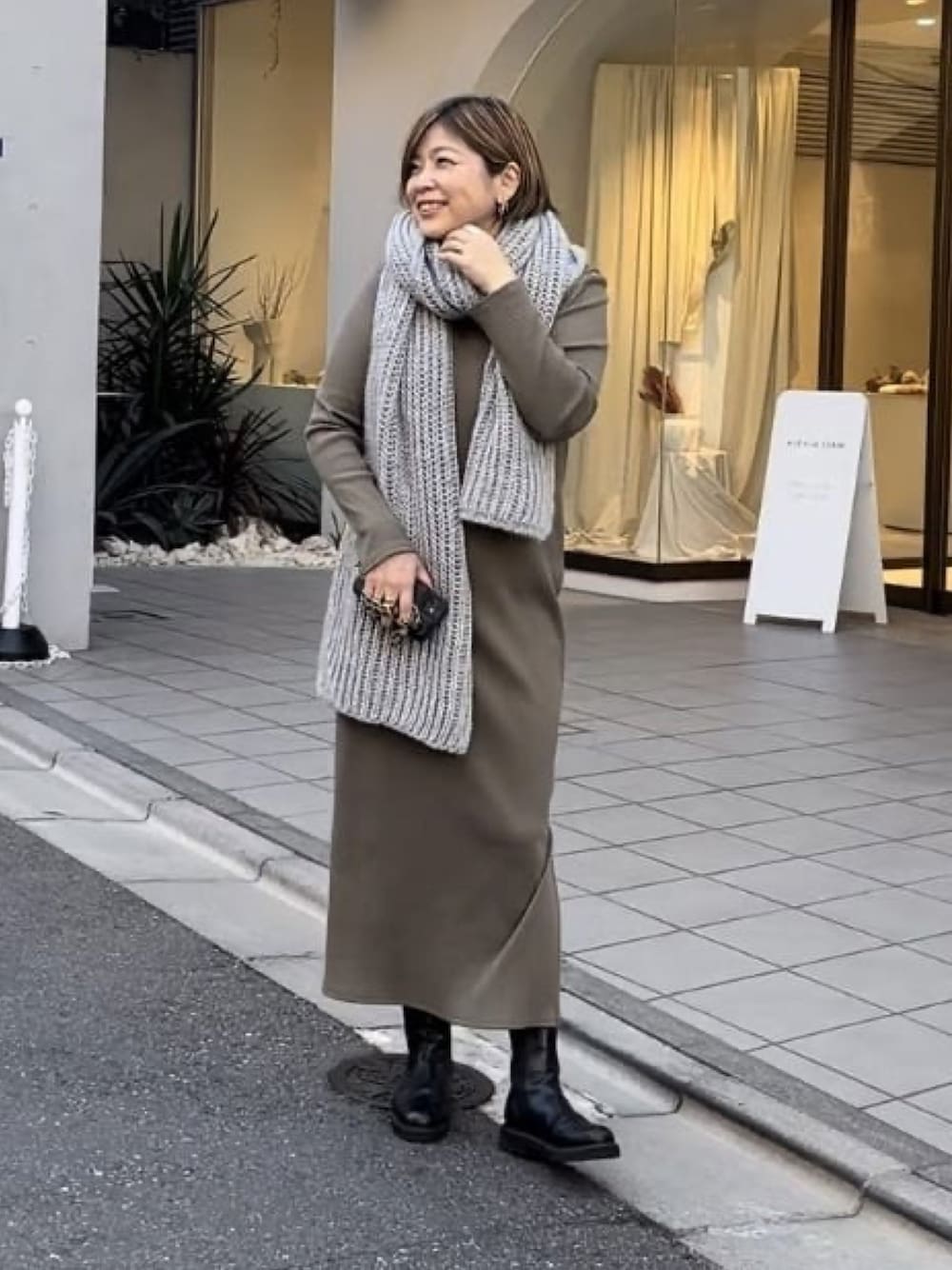 「重ね着ベストシーズン、秋冬、オトナカジュアル、シンプル、秋カラー、パンツコーデ、休日スタイル、ブラウン、カーキ、大人女子」｜「RIVE DROITEの2WAYロングリブワンピース（ワンピース、グリーン系）」を使った、yosshiiiiiiさん（骨格ストレート・レディース・165cm）の秋コーディネートの1枚目の写真