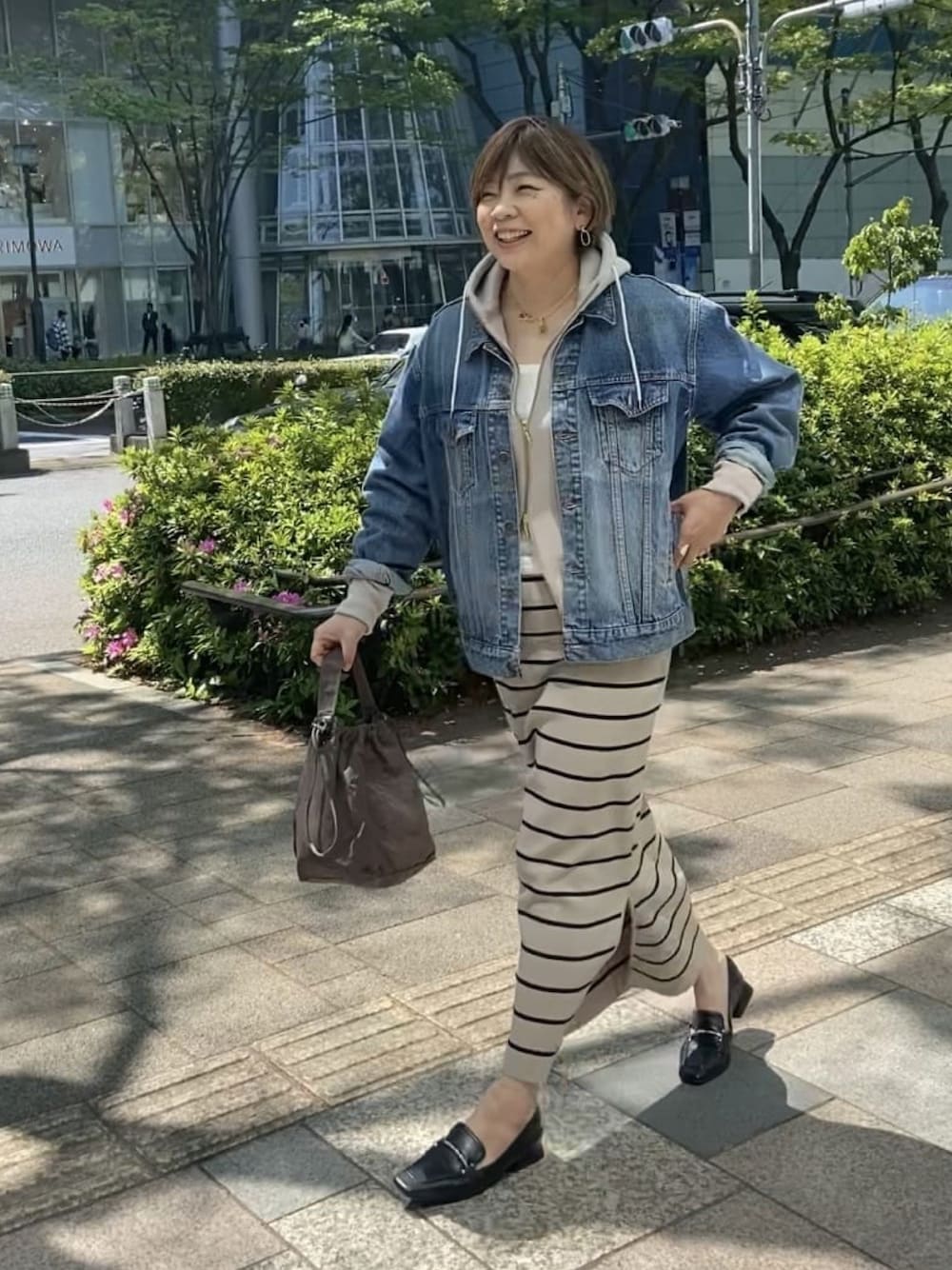 「いまどきジャケット写真、Gジャン、カジュアル、大人女子、ゆったりコーデ、ブラック、ボーダースカート、パーカー、レイヤードスタイル」｜「RIVE DROITEのMONN.:. /モン　デニムジャケット（デニムジャケット、ブルー系）」を使った、yosshiiiiiiさん（骨格ストレート・レディース・165cm）の春コーディネートの1枚目の写真