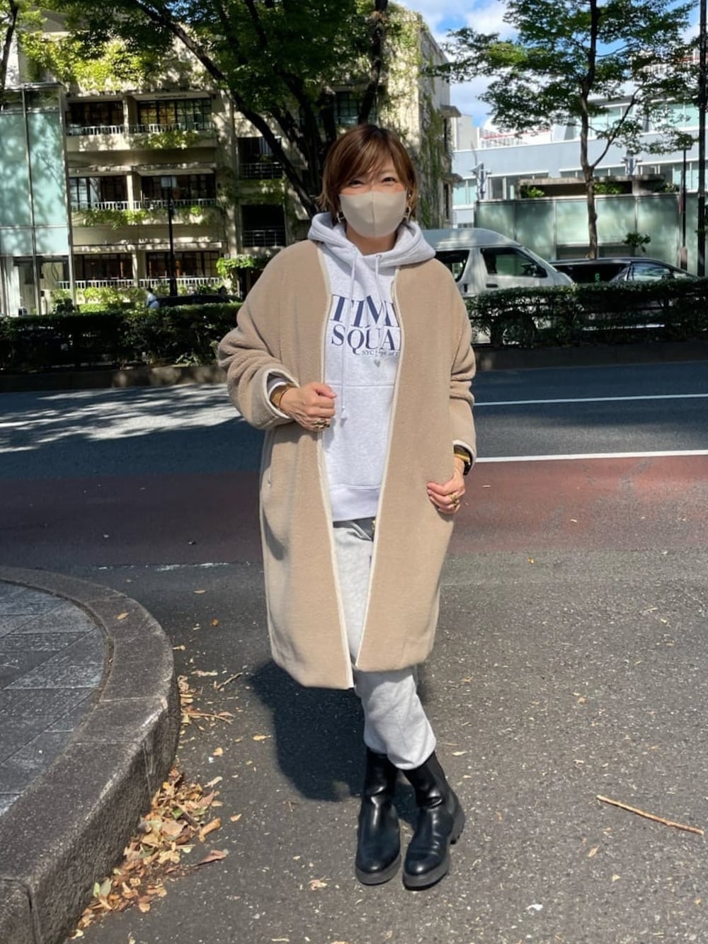 「大人カジュアル、秋服、大人かわいい、オトナ女子、レザー、ラクチンコーデ、ボア、ボアコート、ボアジャケット、パーカー、グレーのパーカー、グッドロックスピード、GOOD ROCK SPEED」｜「RIVE DROITEのお買い物が楽しくなる！/エンジョイショッピングボアコート（ノーカラーコート、ベージュ系）」を使った、yosshiiiiiiさん（骨格ストレート・レディース・165cm）の秋コーディネートの1枚目の写真