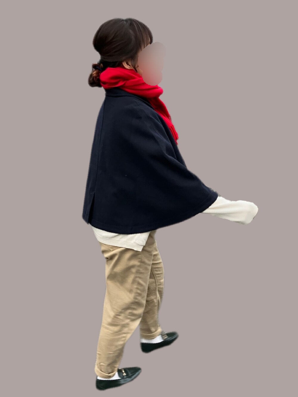 ベージュ系のデニムパンツ、ブルー系のポンチョ、ホワイト系のTシャツ/カットソーを着用したレディースの冬コーディネートの1枚目の写真