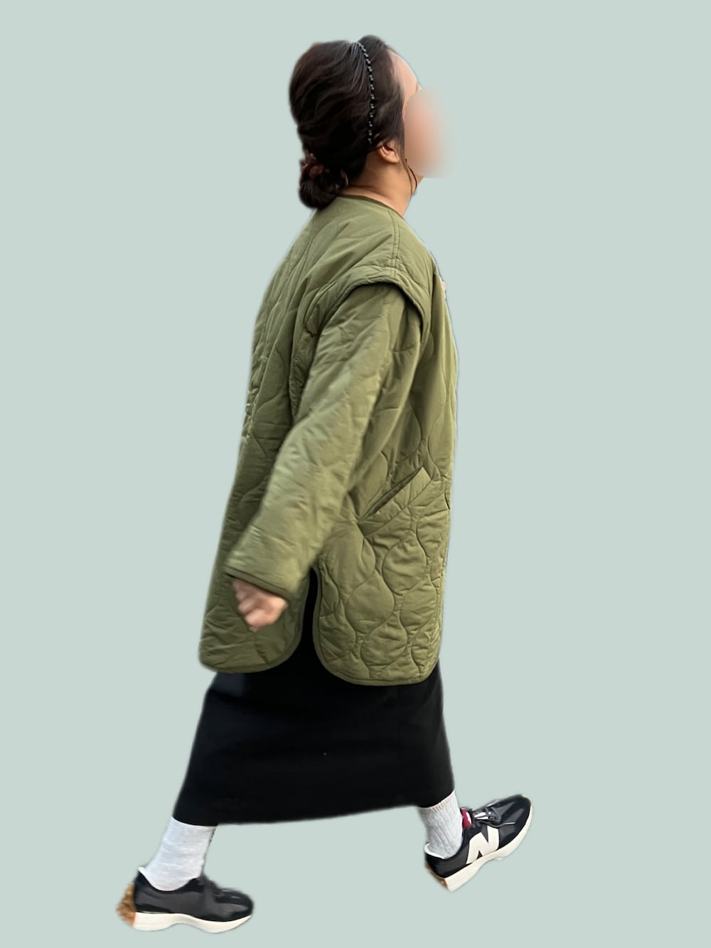 グリーン系のノーカラージャケット、ブラック系のジャンパースカート、ブルー系のTシャツ/カットソーを着用したレディースの冬コーディネートの1枚目の写真