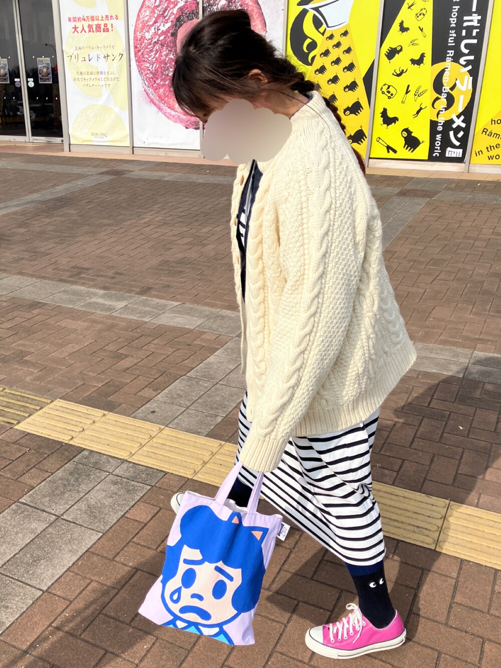 ホワイト系のカーディガン/ボレロ、ホワイト系のワンピース、ブルー系のシャツ/ブラウスを着用したレディースの冬コーディネートの1枚目の写真