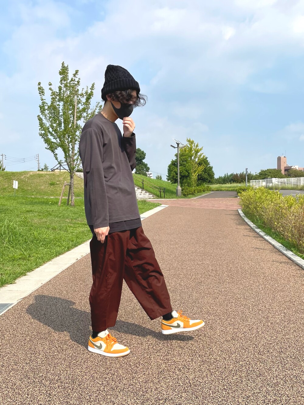 「秋コーデ、カジュアルコーデ、シンプル、ゆるコーデ、リラックススタイル、ナイキ、エアジョーダン、GU、プチプラ、ブラウン、休日スタイル、ニット帽、レイヤードスタイル、スニーカー」｜「14+のイタリア糸ケーブル編みワッチ（ニットキャップ/ビーニー、ブラック系）」を使った、どーどーさん（メンズ・177cm）の秋コーディネートの1枚目の写真