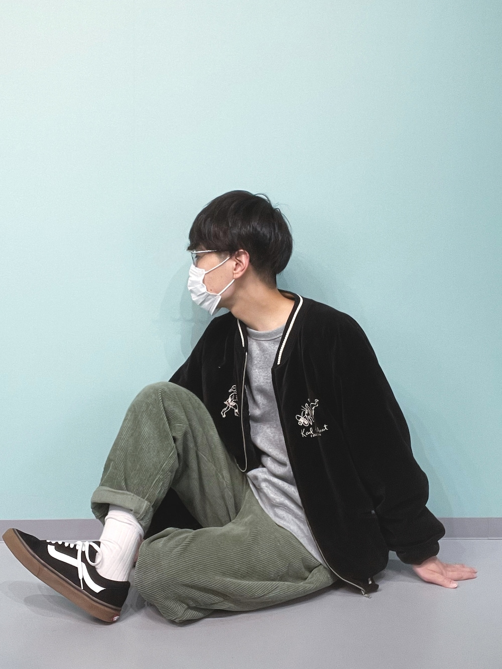 「ゆるコーデ、秋冬コーデ、シンプルスタイル、カジュアルコーデ、スカジャン、VANS、古着MIX、相互フォロー、コーデュロイ、スウェット、ワイドパンツ」｜「KARL HELMUTのアイテム（スカジャン、ブラック系）」を使った、どーどーさん（メンズ・177cm）の冬コーディネートの1枚目の写真