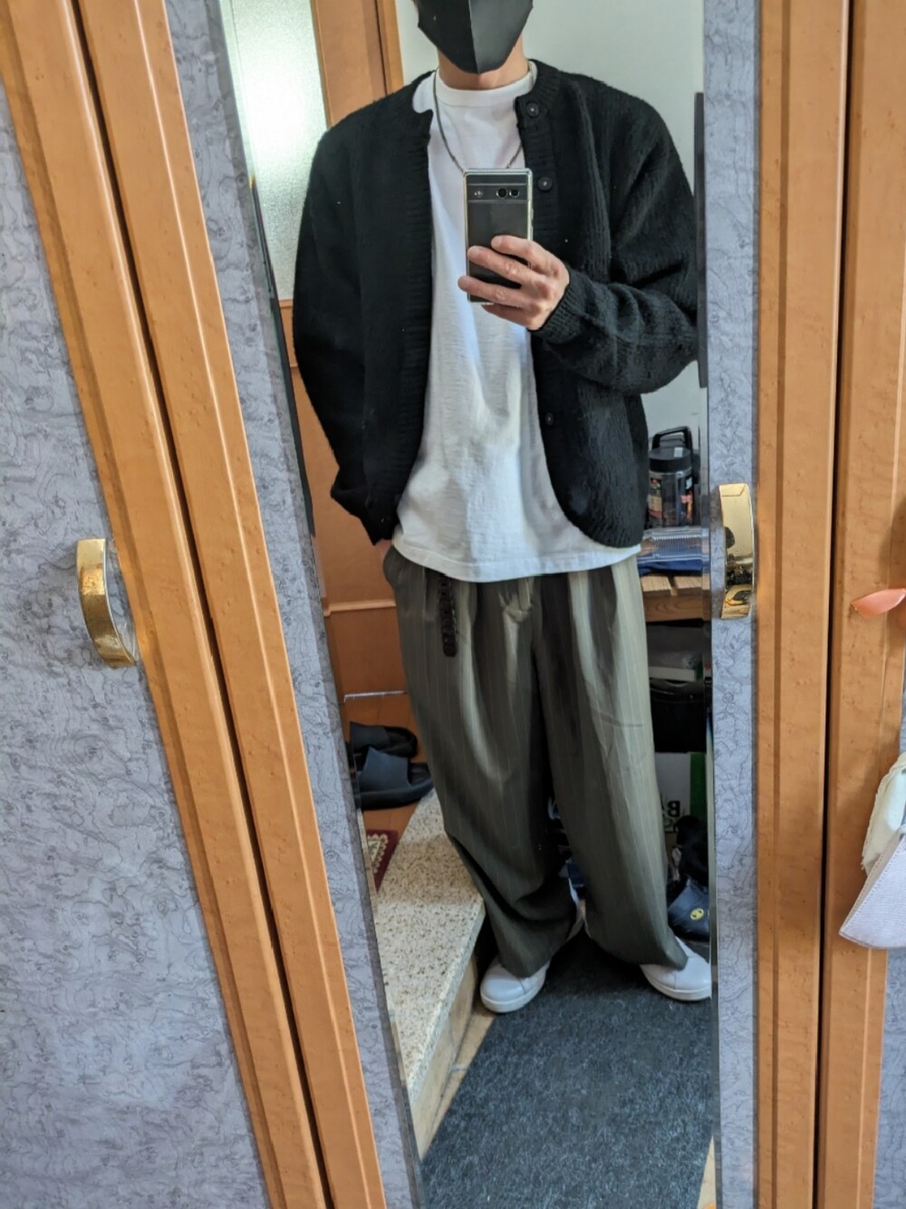 「ONCILYのOVER SIZED SHAGGY KNIT CARDIGAN / オーバーサイズシャギーニットカーディガン（カーディガン/ボレロ、ブラック系）」を使った、wajgさん（メンズ・175cm）の春コーディネートの1枚目の写真