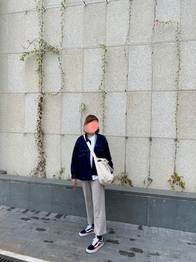「Mujiのアイテム（パンツ、ベージュ系）」を使った、山本但馬さん（レディース・165cm）の秋コーディネート