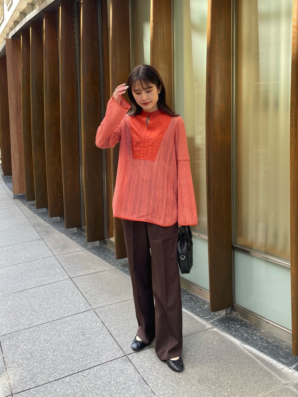 「春服みてみて、春コーデ、ボリューム袖、バレエシューズ、大人カジュアル、カラーコーデ、差し色、#春コーデ、オトナカジュアル、レーストップス、パンツスタイル、淡色コーデ、淡色女子、シアートップス、スクエアバッグ」｜「CLEIOの【CLEIO】ベルスリーブレースシャツ（シャツ/ブラウス、ホワイト系）」を使った、sakiさん（レディース・160cm）の春コーディネートの1枚目の写真