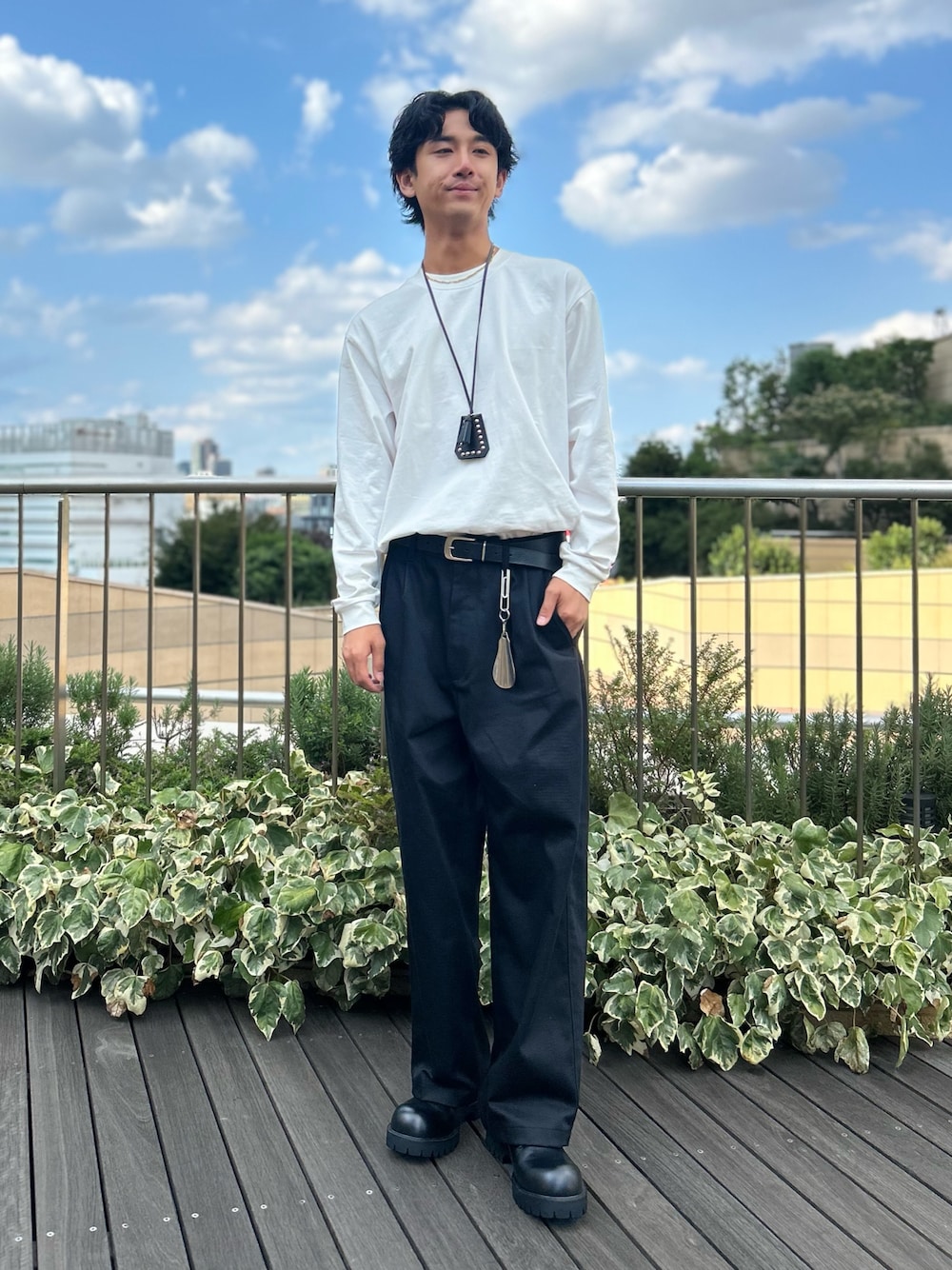 「レザー、厚底シューズ、秋服準備はじめました、シャツスタイル、韓国ファッション、きれいめカジュアル、白Tシャツ、スニーカー、お出かけコーデ、チノパン、ロンT、モノトーン、秋コーデ、ビッグシルエット、オトナカジュアル」｜「ABAHOUSEの2タック チノワイドパンツ / イージーパンツ（チノパンツ、ブラック系）」を使った、Makotoさん（骨格ウェーブ・メンズ・180cm）の秋コーディネートの1枚目の写真