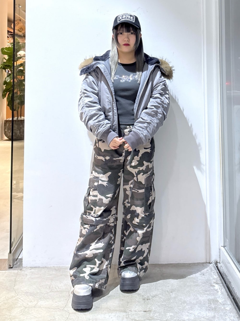 グレー系のTシャツ/カットソー、グレー系のナイロンジャケット、その他のカーゴパンツを着用したレディースの冬コーディネートの1枚目の写真