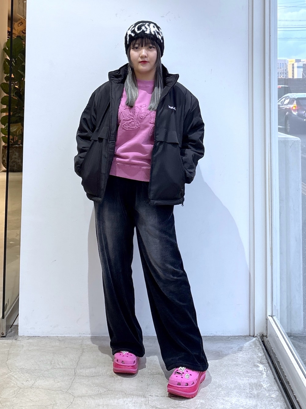 ピンク系のスウェット、ブラック系のナイロンジャケット、ブラック系のその他パンツを着用したレディースの秋コーディネートの1枚目の写真