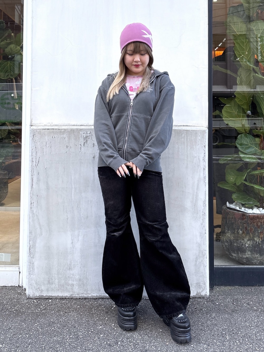 ピンク系のTシャツ/カットソー、ブラック系のパーカー、ブラック系のデニムパンツを着用したレディースの秋コーディネートの1枚目の写真