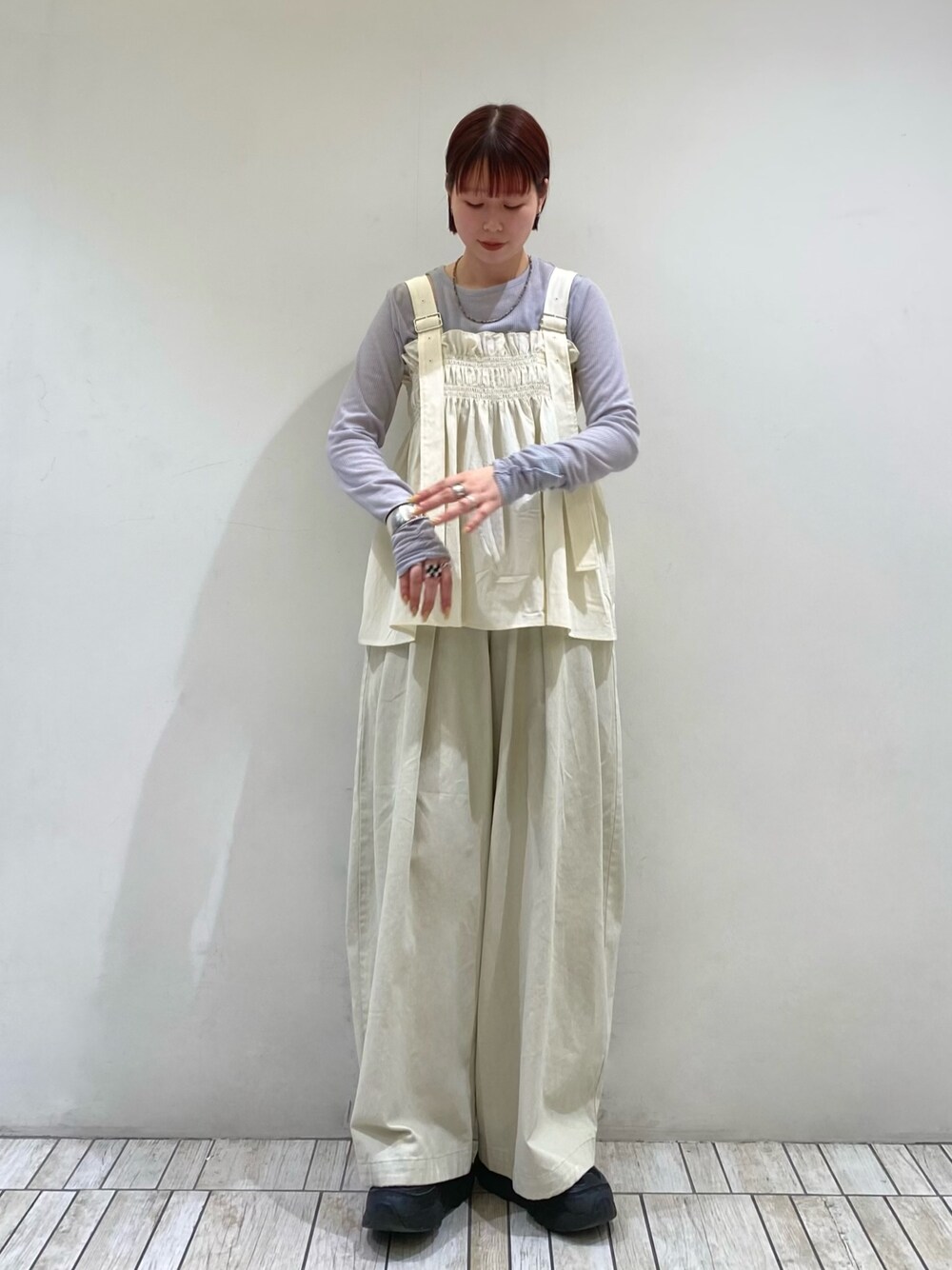 ホワイト系のその他パンツ、ホワイト系のその他トップス、ブルー系のTシャツ/カットソーを着用したレディースの春コーディネートの1枚目の写真