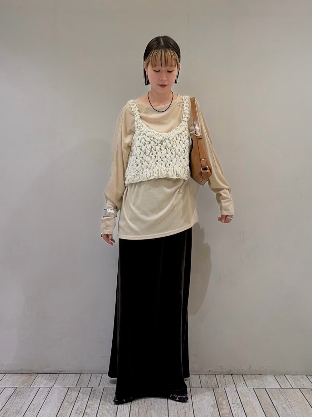 ホワイト系のニット/セーター、ベージュ系のTシャツ/カットソー、グリーン系のセットアップを着用したレディースの秋コーディネートの1枚目の写真