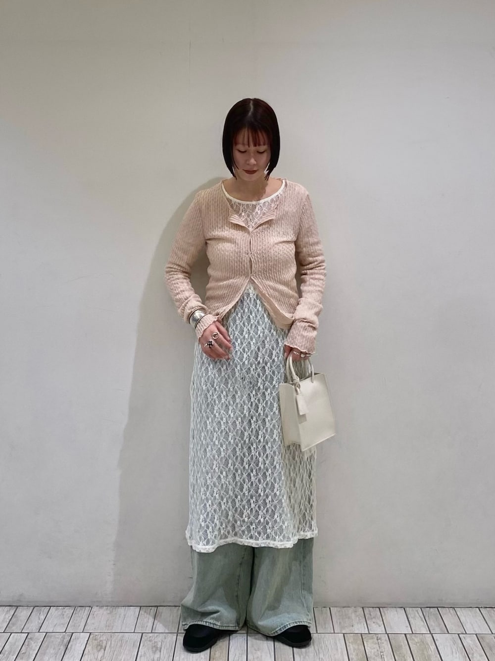 ピンク系のTシャツ/カットソー、ホワイト系のワンピース、ホワイト系のハンドバッグを着用したレディースの春コーディネートの1枚目の写真