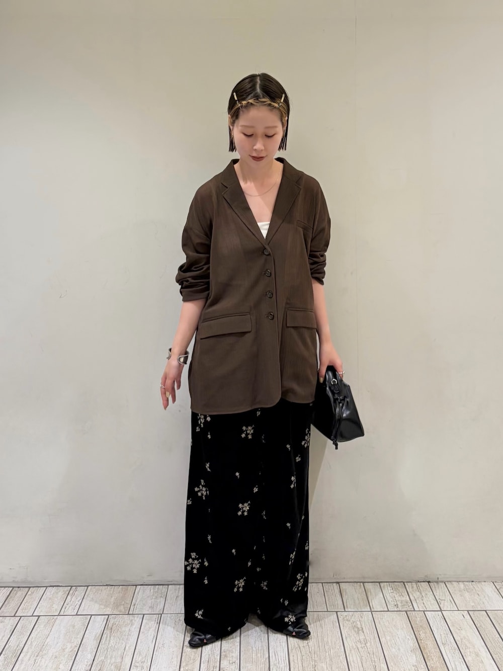 ブラック系のその他パンツ、ブラウン系のその他アウター、ブラック系のハンドバッグを着用したレディースの秋コーディネートの1枚目の写真
