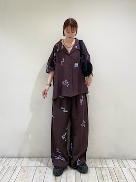 「KBF（ケイビーエフ）のTATTOOオーバーシャツ（衬衫、ブラウン系）」を使った、misakiさん（レディース・160cm）の春コーディネート