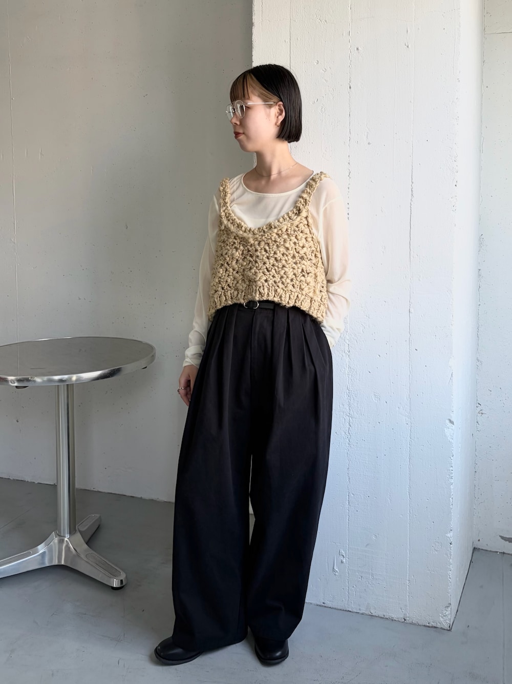 ベージュ系のニット/セーター、ホワイト系のTシャツ/カットソー、ブラック系のその他パンツを着用したレディースの秋コーディネートの1枚目の写真