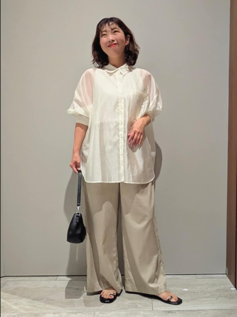 ベージュ系のその他パンツ、ホワイト系のシャツ/ブラウス、ホワイト系のタンクトップを着用したレディースの春コーディネートの1枚目の写真