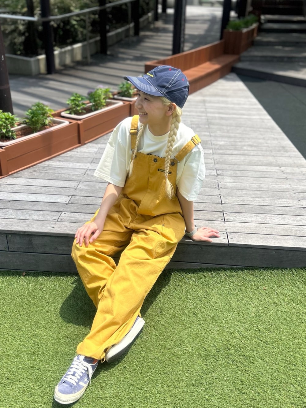 サロペット/オーバーオールを使った「マスタードカラー」の人気