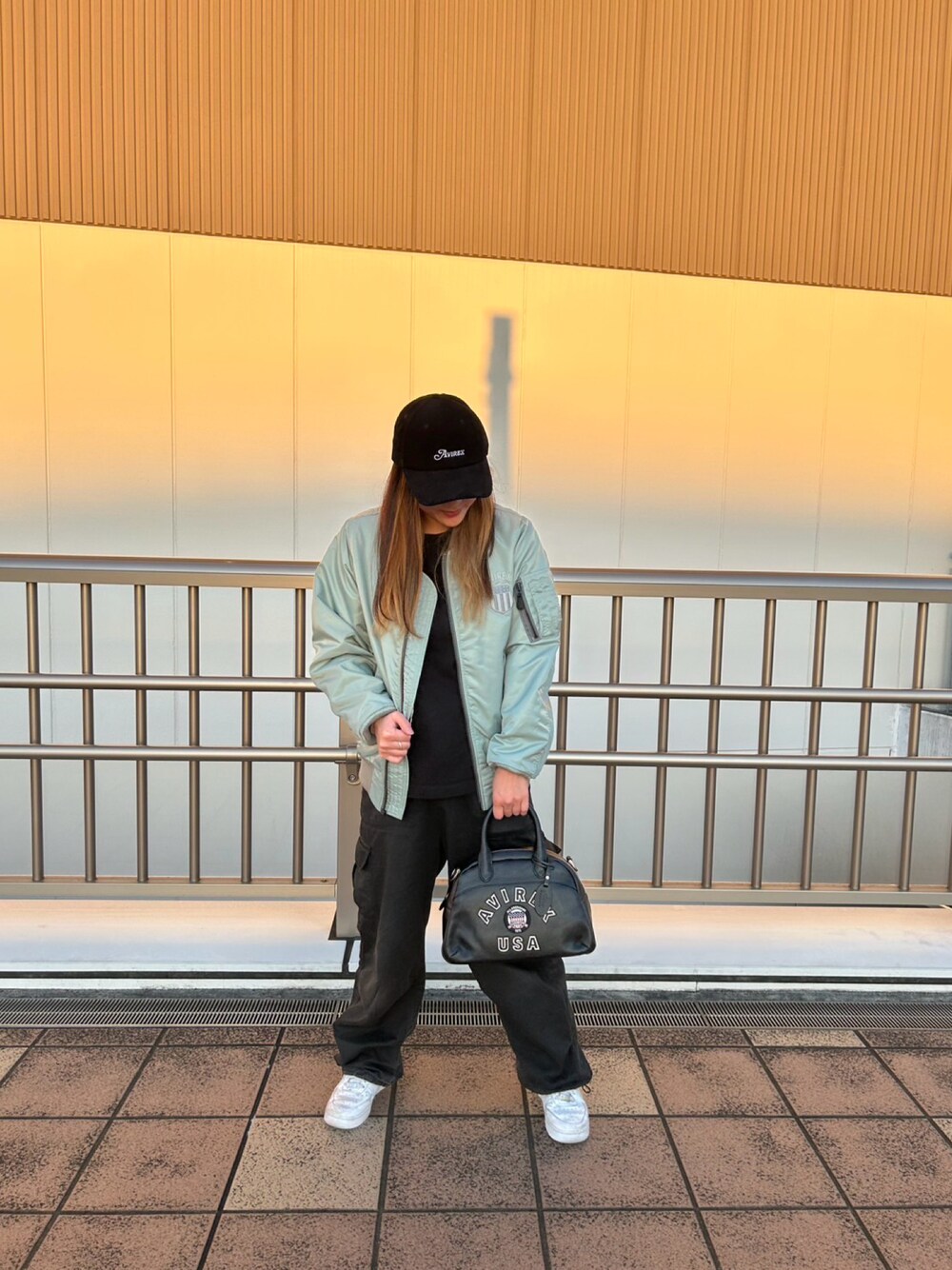「AVIREX、AVIREXBelle、AVIREX海老名、AVIREXららぽーと海老名、AVIREX海老名店、MA-1、カジュアルコーデ、ラフ、オトナカワイイ、いいね、save、フォローお願いします🤑」｜「AVIREXの【直営店限定】CORDUROY LOGO CAP/コーデュロイロゴキャップ（キャップ、グレー系）」を使った、あいさん（レディース・161cm）の冬コーディネートの1枚目の写真