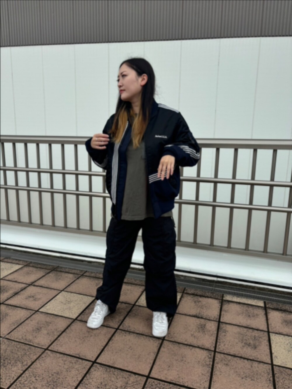 ブラック系のMA-1、グリーン系のTシャツ/カットソー、ブラック系のカーゴパンツを着用したレディースの夏コーディネートの1枚目の写真