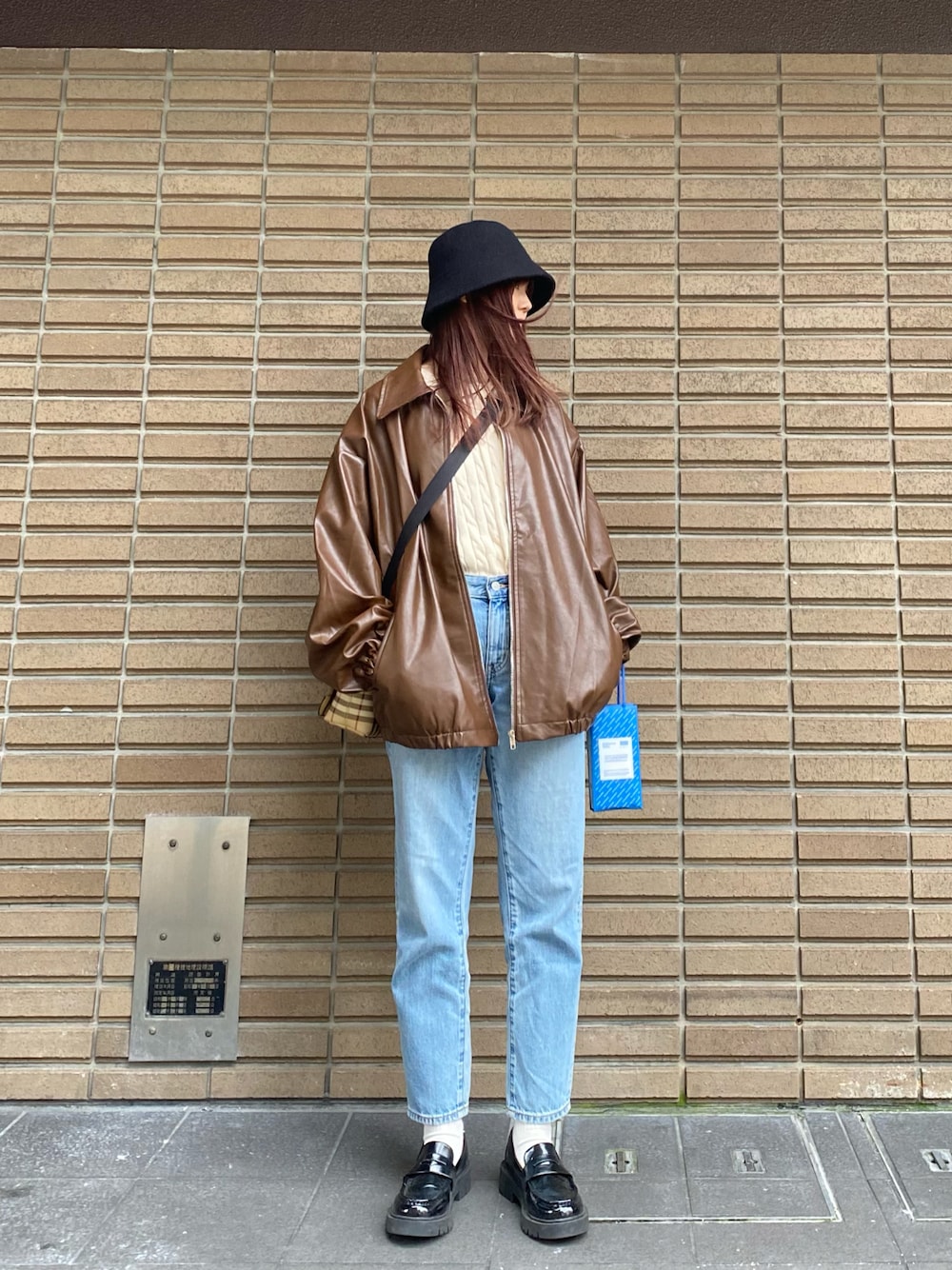 「ファッションを楽しもう、秋服コーデ、休日スタイル、カジュアルコーデ、パンツスタイル、楽チンコーデ、デニムコーデ、おでかけコーデ、ビッグシルエット、レザー、レザージャケット、バケットハット、ユニクロ、デニム、秋コーデ」｜「POLO RALPH LAURENのケーブルニット コットン クルーネック セーター（ニット/セーター、ベージュ系）」を使った、meさん（レディース・160cm）の秋コーディネートの1枚目の写真