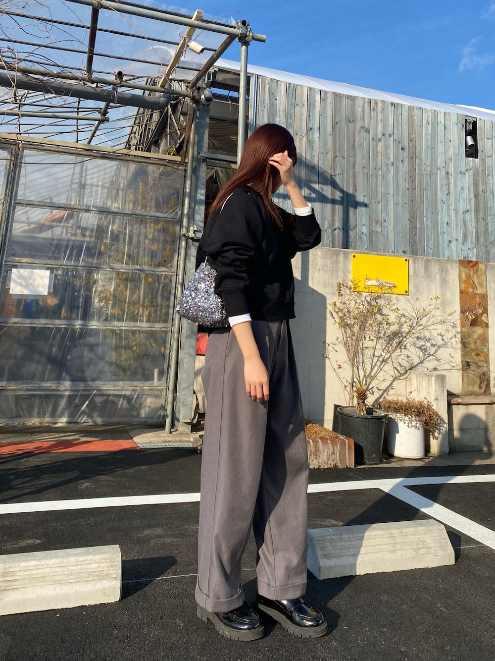 「今日のコーデ、春のおしゃ見えテクニック、パンツスタイル、大人カジュアル、きれいめカジュアル、休日コーデ、シンプル、ローファー、春服、モノトーン、スウェット、モノトーンコーデ、カジュアル、カジュアルコーデ」｜「GUのアイテム（スラックス、グレー系）」を使った、meさん（レディース・160cm）の春コーディネートの1枚目の写真