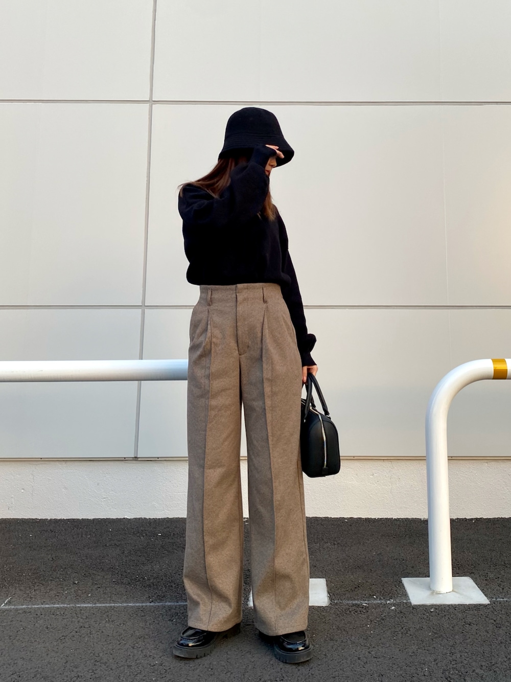 「お出かけコーデ、秋冬コーデ、秋コーデ、シンプルスタイル、プチプラ、骨格_ウェーブ、ローファー、ブラック、バケットハット、パンツスタイル、ファッションを楽しもう、大人かわいい、ユニクロ、プチプラコーデ」｜「UNIQLOのアイテム（ハット、ブラック系）」を使った、meさん（レディース・160cm）の秋コーディネートの1枚目の写真