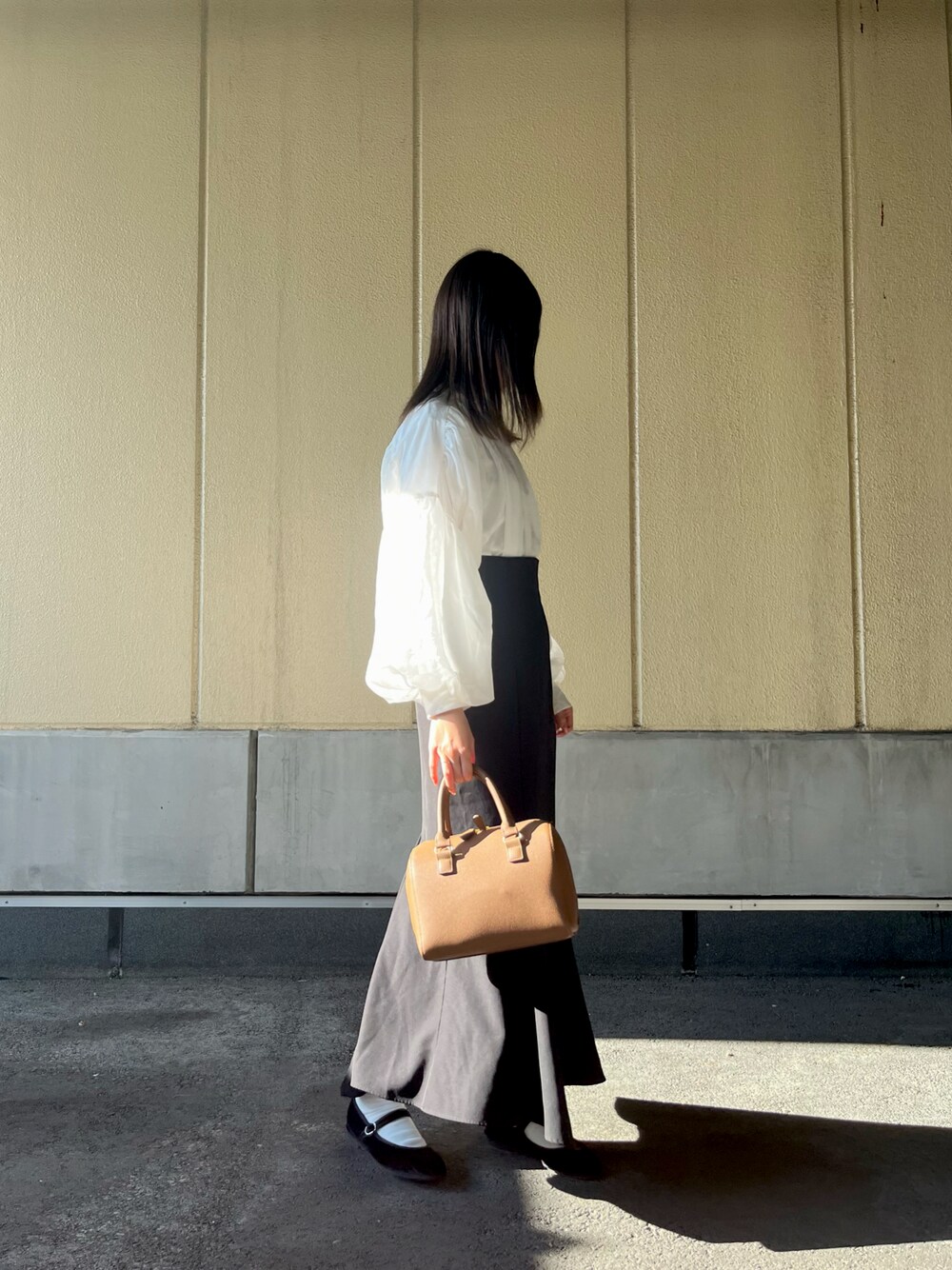 「オトナ女子、おでかけコーデ、オトナカワイイ、お洒落さんとつながりたい、今日のコーデ、スカートコーデ、シアートップス、ブラウス、マーメイドスカート、モノトーン、モノトーンコーデ、カンフーシューズ、シンプル、シンプルコーデ、snidel」｜「SNIDELのマーメイドイレヘムスカート（スカート、ブラック系）」を使った、meさん（レディース・160cm）の夏コーディネートの1枚目の写真
