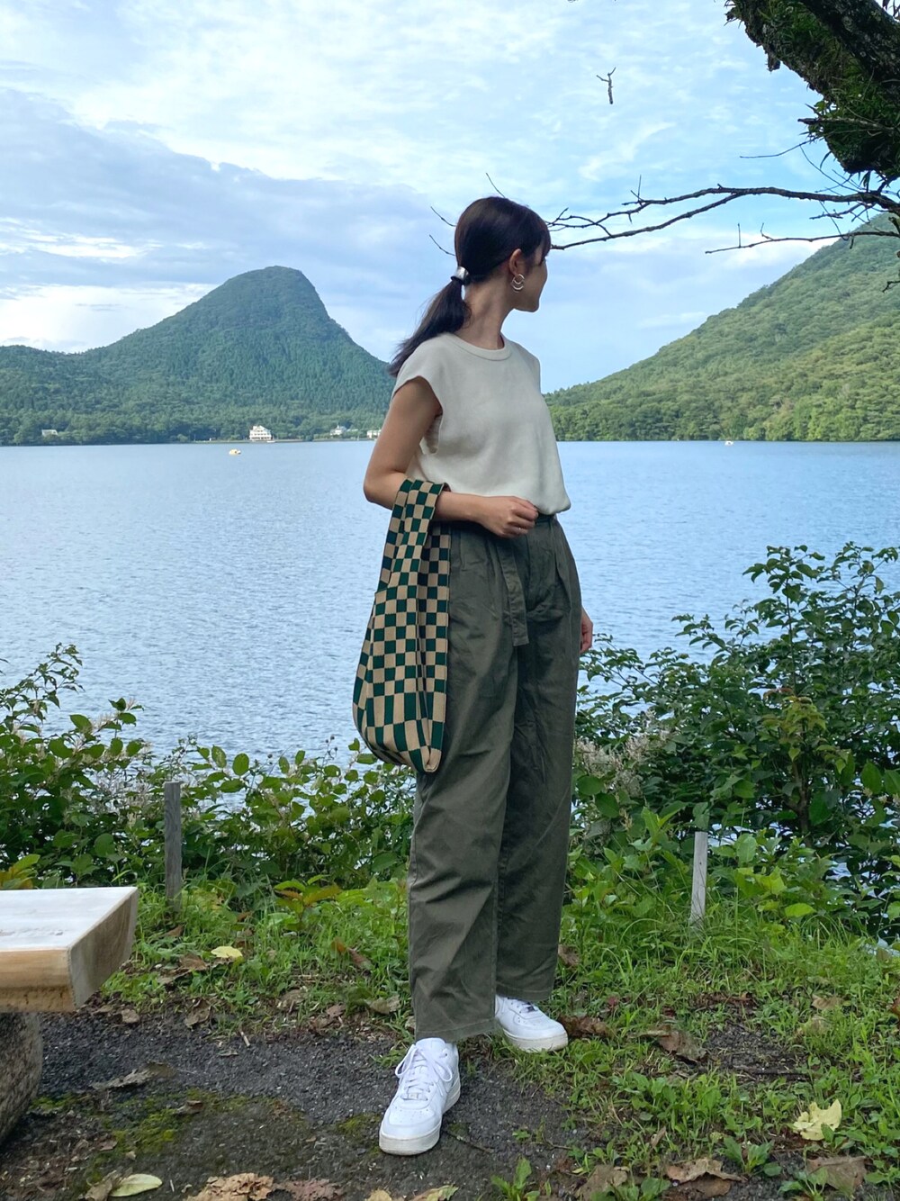 「シンプルコーデ、大人カジュアル、ラクチンコーデ、きれいめカジュアル、夏コーデ、お洒落さんとつながりたい、ootd、パンツスタイル、カジュアル、スニーカー、スポーツミックス、フレンチスリーブ、アースカラー、エアフォースワン」｜「GUのアイテム（ニット/セーター、ホワイト系）」を使った、meさん（レディース・160cm）の夏コーディネートの1枚目の写真
