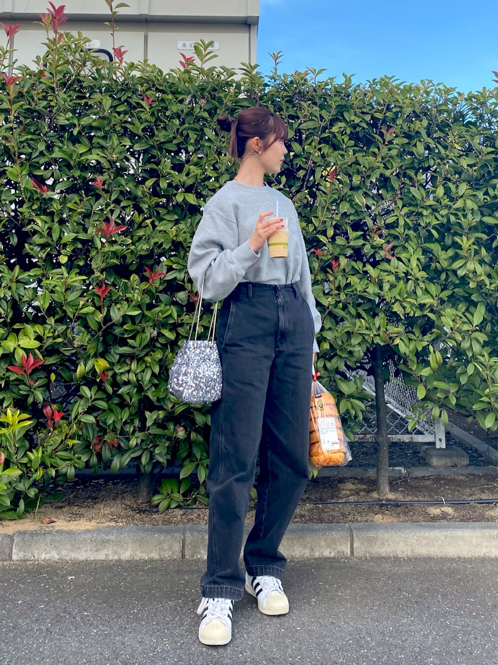 「秋冬コーデ、秋服、お出かけコーデ、今日のコーデ、シンプルスタイル、ootd、プチプラコーデ、休日コーデ、スポーツミックス、グレーコーデ、ノームコア、アウトドアスタイル、キラキラバッグ、スニーカーコーデ、スウェット」｜「GUのアイテム（スウェット、グレー系）」を使った、meさん（レディース・160cm）の秋コーディネートの1枚目の写真