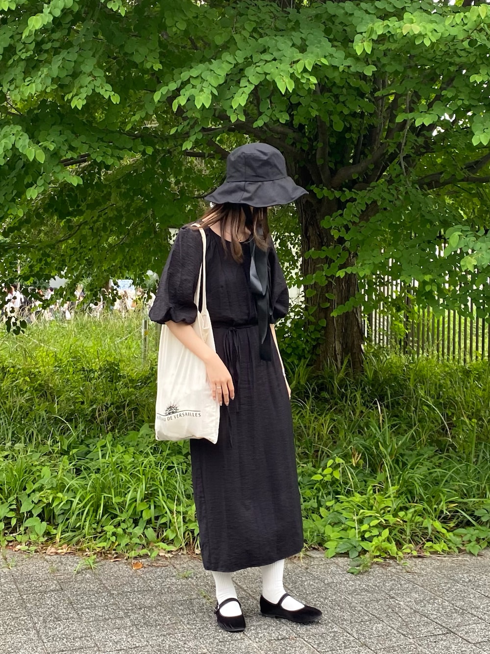 「初夏コーデ、ブラック、ブラックコーデ、ワンピース、カンフーシューズ、夏コーデ、楽チンコーデ、おでかけコーデ、お洒落さんとつながりたい、今日のコーデ、プチプラ、モノトーン、ガーリー、大人ガーリー、リボン」｜「Latticeのアイテム（ハット、ブラック系）」を使った、meさん（レディース・160cm）の夏コーディネートの1枚目の写真