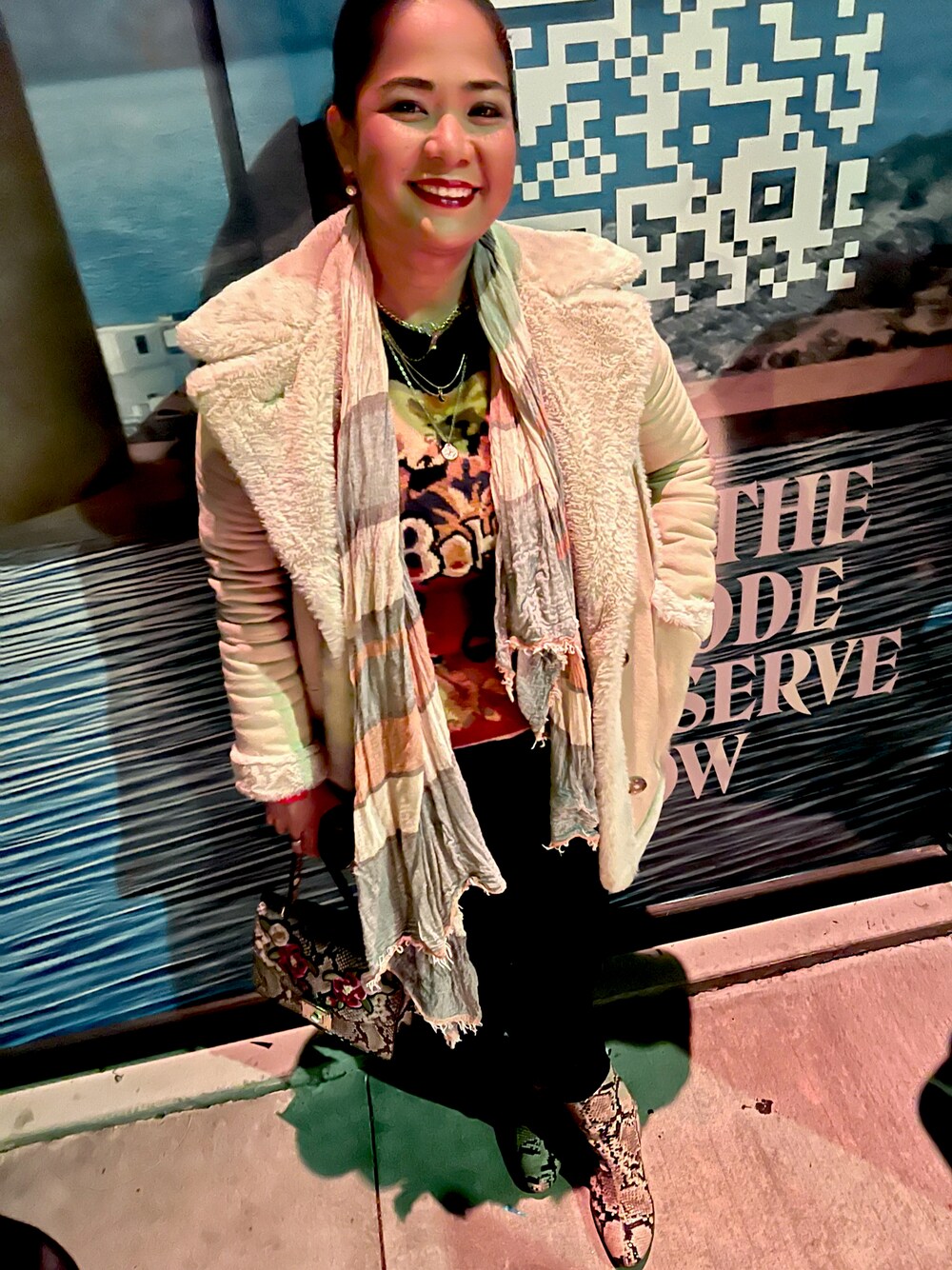 「winterstyle、scarf、coat、boots、casual、sherpa、chic、LAstyle、hollywood」｜「Hollisterのアイテム（ムートンコート、ベージュ系）」を使った、jaxlibianoさん（レディース・160cm）の冬コーディネートの1枚目の写真