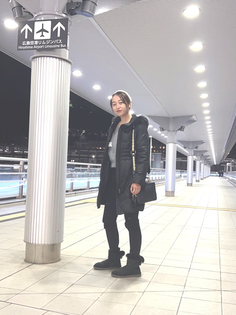 「冬コーデ、お出かけコーデ、おしゃれさんと繋がりたい、冬、パンツスタイル、大人可愛い」｜「UGGのアイテム（ブーツ、ブラック系）」を使った、yukaeagle22さん（レディース・170cm）の冬コーディネートの1枚目の写真