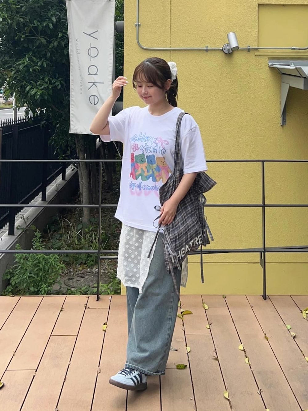 「WEARyouthコーデ、カジュアル、カジュアルコーデ、カジュアルガーリー、Tシャツ、白Tシャツ、夏だ！Tシャツ着よう！、デニム、デニムパンツ、レイヤードスタイル、ラップスカート、レース、スニーカー、お出かけコーデ、休日スタイル」｜「amoodのAMRLER（Tシャツ/カットソー、ホワイト系）」を使った、momo🐇さん（骨格ストレート・レディース・153cm）の春コーディネートの1枚目の写真