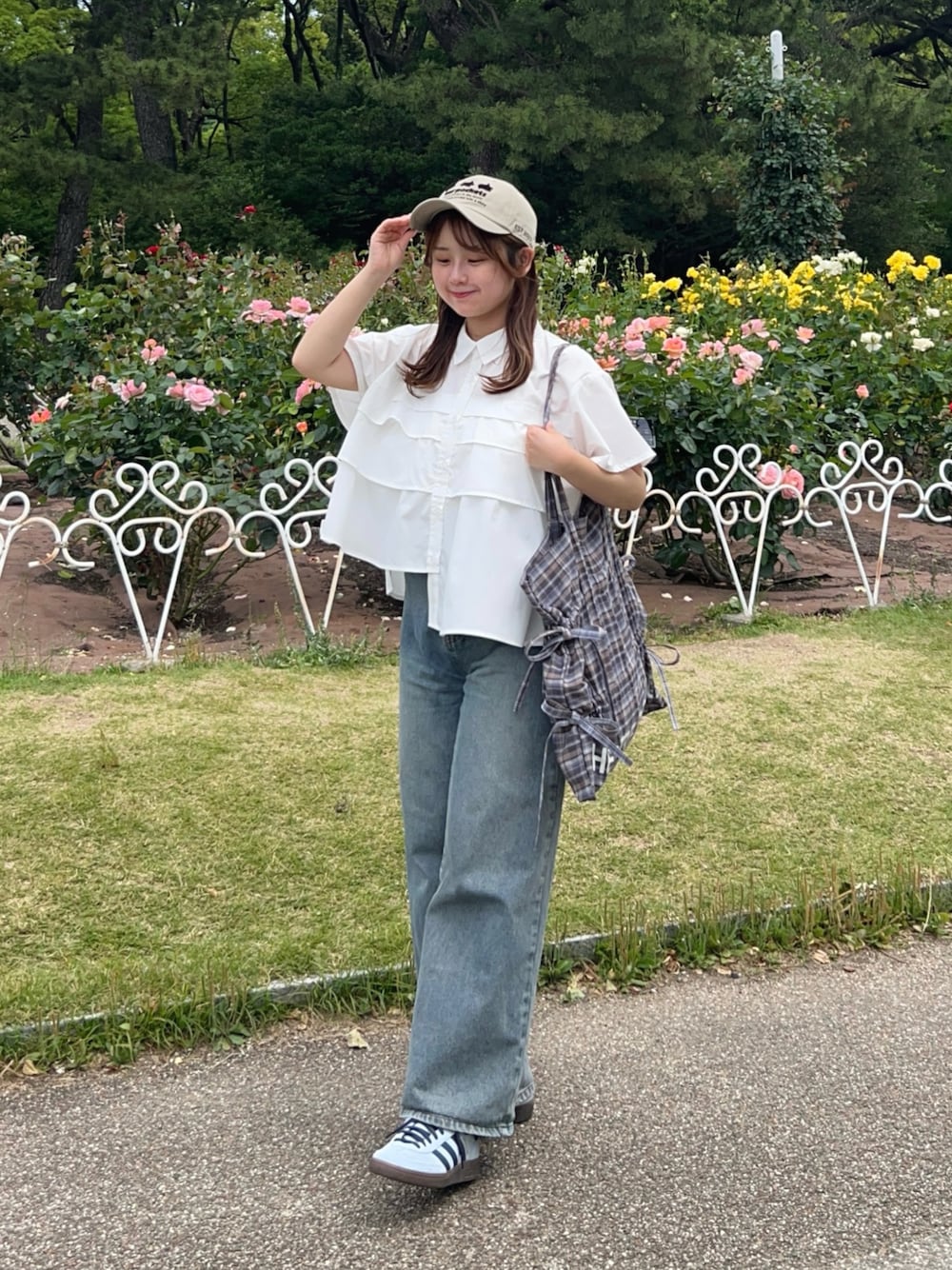 「WEARyouthコーデ、ブラウス、白ブラウス、シャツ、シャツスタイル、シャツコーデ、シャツ好き集まれ、デニム、デニムパンツ、スニーカー、トートバッグ、キャップ、お出かけコーデ、休日スタイル、カジュアルガーリー」｜「idemの【ZOZOTOWN限定】asymmetry frill short sleeve shirt/半袖フリルシャツ（シャツ/ブラウス、ホワイト系）」を使った、momo🐇さん（骨格ストレート・レディース・153cm）の夏コーディネートの1枚目の写真