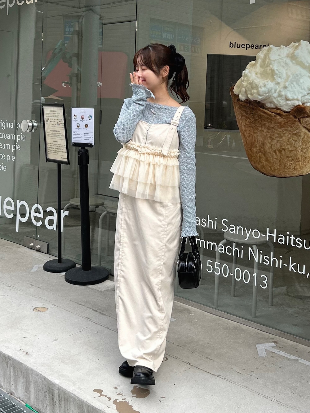 「WEARyouthコーデ、レース、レイヤードスタイル、ワンピース、ロングワンピース、チュール、ミニバッグ、ブーツ、お出かけコーデ、休日スタイル、カジュアルガーリー、きれいめカジュアル、オトナ女子、淡色コーデ、骨格ストレート」｜「SHENERYのバックシャンレースカットソー（Tシャツ/カットソー、ブルー系）」を使った、momo🐇さん（骨格ストレート・レディース・153cm）の秋コーディネートの1枚目の写真