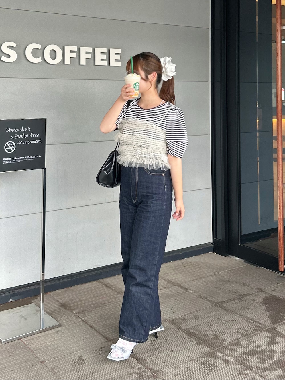 「WEARyouthコーデ、レイヤードスタイル、ボーダー、ボーダートップス、ボーダーTシャツ、パフスリーブ、サンダル、デニム、デニムパンツ、チュール、プチプラ、プチプラコーデ、カジュアルガーリー、お出かけコーデ、休日スタイル」｜「BONLECILLの【イージーケア/マシンウォッシャブル】ランタンスリーブスカラップレースリブT（Tシャツ/カットソー、ブラック系）」を使った、momo🐇さん（骨格ストレート・レディース・153cm）の夏コーディネートの1枚目の写真