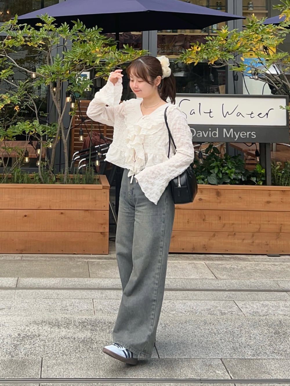 「WEARyouthコーデ、最近のいい感じコーデ、春めき満開コーデ、春色、春コーデ、ブラウス、白ブラウス、フリル、フリルトップス、フリルブラウス、デニム、デニムパンツ、スニーカー、スニーカーコーデ、カジュアルガーリー」｜「Chicoのフリルデザインフロントリボンブラウス（シャツ/ブラウス、ホワイト系）」を使った、momo🐇さん（骨格ストレート・レディース・153cm）の春コーディネートの1枚目の写真